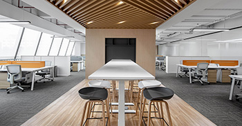 办公楼装修：大理石材质和木饰面相衬带来了精致又不失优雅的现代艺术美感