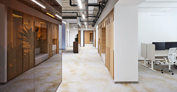 办公室室内设计：木材和棉织物等天然材料主导着大本营的周围环境