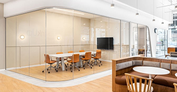 公司办公室装修设计：空间中的主要颜色是中性的 灌输一种平静的感觉