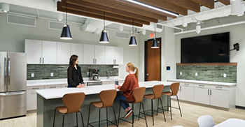 办公室设计装修：柔和的大地色调被精心融入家具和饰面选择中