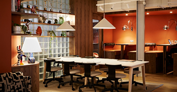 公司办公室装修案例：中央酒吧模糊了工作和放松之间的界限