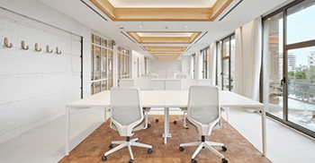 公司办公室装修设计：使用优质材料和工艺技术来创造时尚、简单和舒适的工作条件