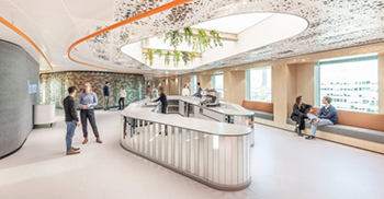 办公室空间设计：天花板上闪烁的橙色线条随着游客移动