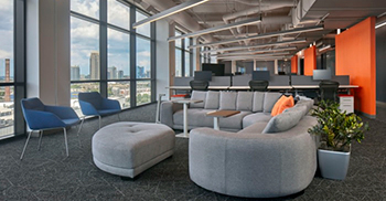 办公空间设计：大胆的色彩和对数图案的使用捕捉了公司的能量和品牌