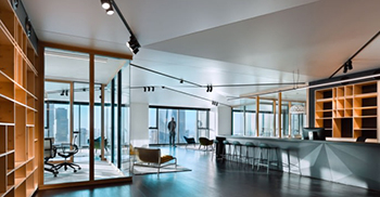 办公室装修设计：没有不必要的设计 干净简约与折纸天花板相协调