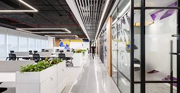 公司办公室装修设计：主接待区装饰着金色圆形吊坠 增添了一丝奢华感