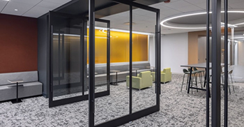 办公室空间设计：避免了苛刻的角度 体现循环、舒适和人性化的主题