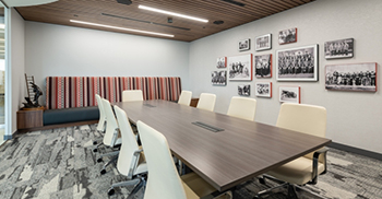 办公空间设计装修：接待和休息区采用了类似于服务人员徽章的弧形天花板