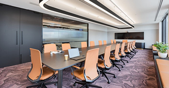 办公室装修：勃艮第、焦橙、蓝色和橄榄色调的流行散落在整个空间