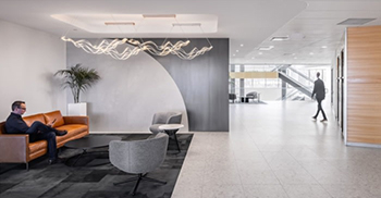 办公室设计装修：重新设计的空间包括温暖的木质色调和曲线元素