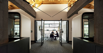 办公室装修：现代中性的背景与木材和混凝土的历史饰面相协调
