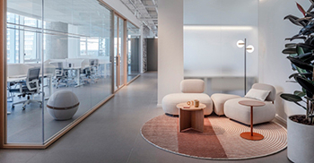 公司办公室设计装修： 在柔和色彩的精致天然材料之间创造流动