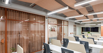 办公室装修案例：设计师采用了反光白色配色方案使设计元素大放异彩