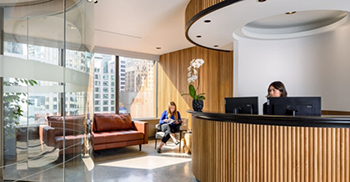 广州办公室装修：材料和弯曲的几何形状提供了舒缓和有机的感觉