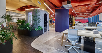 办公空间设计：天花板运行并通过基于360LED的照明来突出