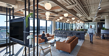 高端办公室设计：空间的深色特征、磨砂窗户和吸音天花板实现了积极的感官体验