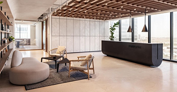 办公室装修设计：通过使用简洁的线条和精确而优雅的材料调色板传递和谐、谦虚、亲密和温暖