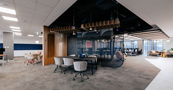 办公楼装修设计：通过向较深色调的改变在视觉层面实现空间过渡