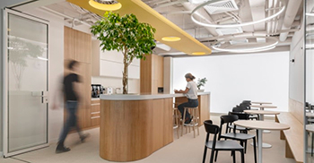 办公室装修设计：独特的暖色调融入其中 辅以橡木贴面和符合人体工程学的家具