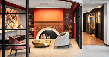 办公室设计装修风格：整体的土制调色板将室内与周围的自然景观连接起来