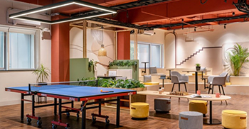 办公室设计装修：裸露的天花板是鲜艳的赤褐色为空间增添了特色