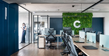 办公室装修设计：保持当代工业气候 墙壁以珊瑚的普鲁士蓝色脱颖而出