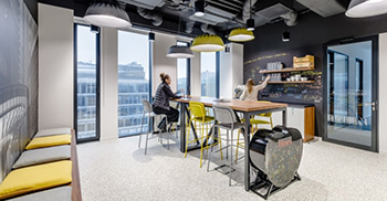 敏捷办公室空间设计：设有接待室和会议室的代表区散发着优雅和高标准的气息