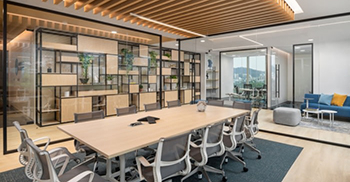 办公室装修设计：有节奏的木板条纹理为办公室设计增添了动感