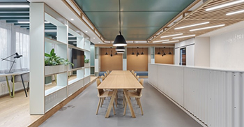 办公室装修方案：以天然材料和柔和色彩的微妙组合呈现自己