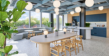 办公室室内设计方案：板条墙允许整个空间的视野 同时保持机密性和隐私性
