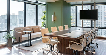 办公室装修设计：橄榄绿色的墙壁带有装饰性灯光 为房间增添了温暖的色调