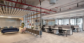 办公室装修：清爽的白色天花板、建筑圆形照明和经典的皮革家具细节贯穿始终