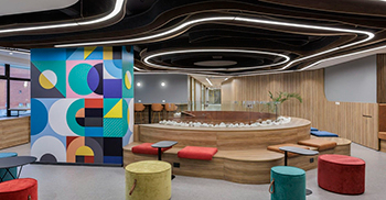 办公室设计：对比鲜明、鲜艳的调色板为空间注入了生机和活力