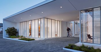 办公室装修方案：明亮的饰面、高品质的照明和空间策略掩盖了低矮的天花板