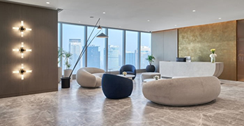 办公楼设计装修：在构想热情好客的氛围时 采用了丰富的纹理材料