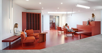 办公室室内设计：创造鼓励互动和创造力的动态空间