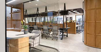 总部办公楼装修：木材、耐候钢和其他金属饰面被调整为网格格式