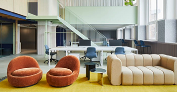 办公空间设计方案：色彩和光线被用来创造不同品质的空间