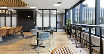 办公室装修设计：创造明亮、通风和精致的环境 以黑色为基调来提升空间