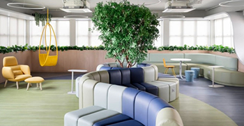 办公室设计风格：鲜艳的色彩和优雅的曲线延伸到所有建筑细节