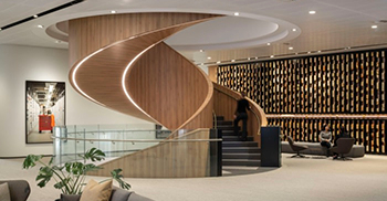 办公楼装修：中央螺旋楼梯在整个空间中营造出一种团结感