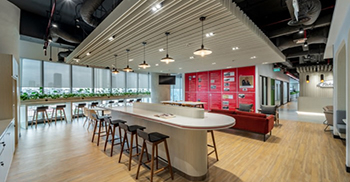 办公室设计：苔藓墙作为亲自然元素被纳入其中 以提升工作空间的活力