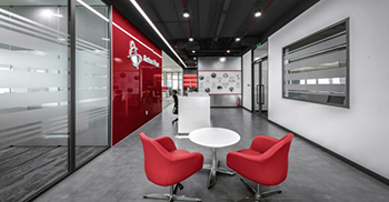 办公室装修设计：自然光充斥着办公室 营造出明亮、令人振奋和节能的环境