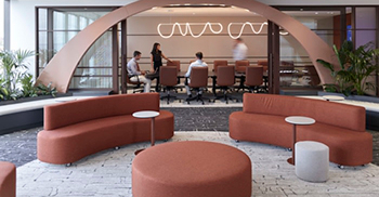 办公室设计装修：宽敞的天花板开口整合了一个充满自然光的传统“纱线圈”
