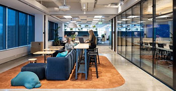 时尚办公室装修设计风格：灵感来自自然环境 为游客提供轻松而诱人的抵达体验