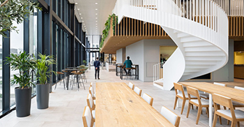 办公楼设计装修：木制网格设计环绕着建筑物 营造出一种有凝聚力和迷人的外观