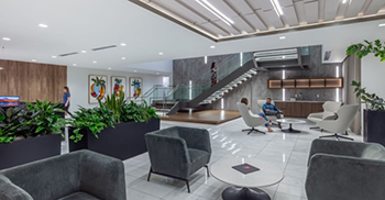 办公室装修设计： 温暖、丰富的材料丰富了结构的简洁线条 营造出优雅、永恒的空间