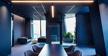 办公室空间设计方案：开放式工作空间融合了协作和创新 会议室促进了无缝互动
