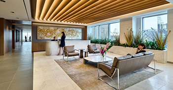 总部办公楼装修设计：温暖、巧妙的照明装置增强了热情好客的设计