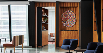 办公室空间设计：浮动天花板平面为开放式办公区域提供了良好的声学效果